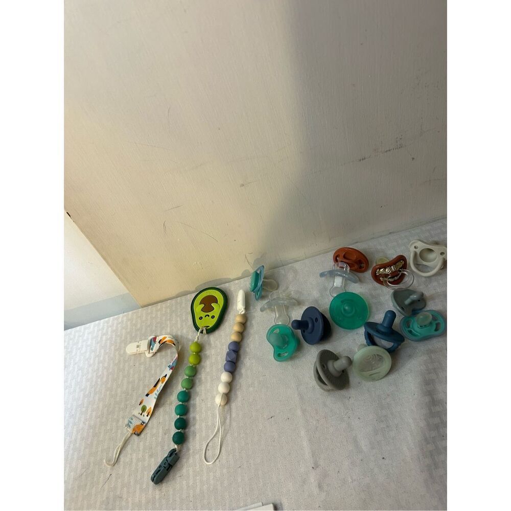 Nuby Pacifiers, Clips, and‎ teethers 14+